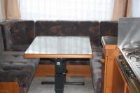 Hobby 495 внутри автомобильного прицепа - плита, стол, диваны Hobby 495 внутри автомобильного прицепа - плита, стол, диваны