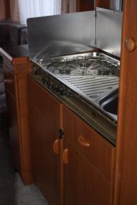 Hobby 495 внутри автомобильного прицепа - плита Hobby 495 внутри автомобильного прицепа - плита