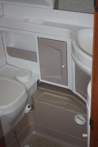 Hobby 495 внутри автомобильного прицепа - сантехника, рукомойник и унитаз Hobby 495 внутри автомобильного прицепа - сантехника, рукомойник и унитаз