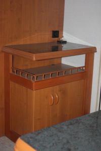 Hobby 495 автомобильный прицеп внутри - шкаф и кровать Hobby 495 автомобильный прицеп внутри - шкаф и кровать