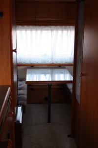 Hobby 495 внутри автомобильного прицепа - стол, окно, кровати, шкафы Hobby 495 внутри автомобильного прицепа - стол, окно, кровати, шкафы