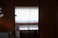 Hobby 495 внутри автомобильного прицепа - стол и шкафы Hobby 495 внутри автомобильного прицепа - стол и шкафы