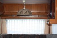 Hobby 495 автомобильный прицеп внутри - торшер и полки Hobby 495 автомобильный прицеп внутри - торшер и полки