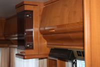 Hobby 495 внутри автомобильного прицепа - вытяжка и шкафы Hobby 495 внутри автомобильного прицепа - вытяжка и шкафы