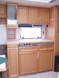 трейлер hobby 495 uf стол для приготовления и шкафы