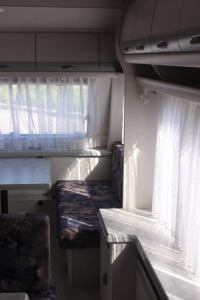 HOBBY 500 внутри трейлера - кресла, столы, занавески, окна HOBBY 500 внутри трейлера - кресла, столы, занавески, окна