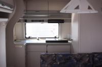 HOBBY 500 внутри трейлера - кухонный уголок - плита, вытяжка, шкафы HOBBY 500 внутри трейлера - кухонный уголок - плита, вытяжка, шкафы
