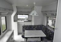 HOBBY 500 внутри трейлера - общий вид - вокруг стола диван, мойка HOBBY 500 внутри трейлера - общий вид - вокруг стола диван, мойка