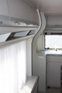 HOBBY 500 внутри трейлера - окна, шкафы, полки HOBBY 500 внутри трейлера - окна, шкафы, полки