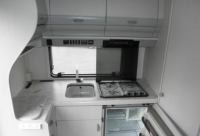 HOBBY 500 внутри трейлера - раковина, плита, холодильник, шкафы HOBBY 500 внутри трейлера - раковина, плита, холодильник, шкафы