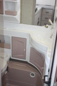 HOBBY 500 внутри трейлера - сантехника - рукомойник, душ, зеркала HOBBY 500 внутри трейлера - сантехника - рукомойник, душ, зеркала