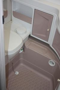 HOBBY 500 внутри трейлера - сантехника - унитаз, душ HOBBY 500 внутри трейлера - сантехника - унитаз, душ