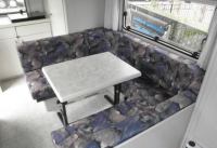 HOBBY 500 внутри трейлера - стол, U образные кресла HOBBY 500 внутри трейлера - стол, U образные кресла