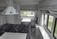 HOBBY 500 внутри трейлера - столы, диваны, полки, окна HOBBY 500 внутри трейлера - столы, диваны, полки, окна