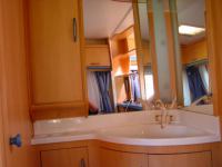 HOBBY 560 KMFE внутри автоприцепа - рукомойник, зеркала, шкафы HOBBY 560 KMFE внутри автоприцепа - рукомойник, зеркала, шкафы