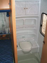 HOBBY 560 KMFE внутри автоприцепа - сантехника, унитаз, душ, шкаф HOBBY 560 KMFE внутри автоприцепа - сантехника, унитаз, душ, шкаф