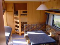 HOBBY 560 KMFE внутри автоприцепа - стол, уголок, двухярусная кровать, обеденный стол, шкафы HOBBY 560 KMFE внутри автоприцепа - стол, уголок, двухярусная кровать, обеденный стол, шкафы