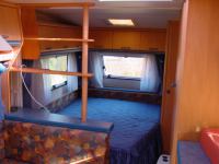 HOBBY 560 KMFE внутри автоприцепа - стойка, кровать, шкафы HOBBY 560 KMFE внутри автоприцепа - стойка, кровать, шкафы