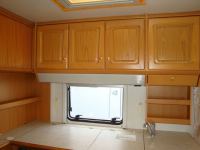 KNAUS 495 TK автоприцеп внутри - кухонный стол, шкафы, окно KNAUS 495 TK автоприцеп внутри - кухонный стол, шкафы, окно