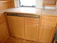 KNAUS 495 TK автоприцеп внутри - кухонный стол, шкафы KNAUS 495 TK автоприцеп внутри - кухонный стол, шкафы