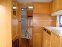 KNAUS 495 TK автоприцеп внутри - общий план: кухня, шкафы, кровать, санузел KNAUS 495 TK автоприцеп внутри - общий план: кухня, шкафы, кровать, санузел