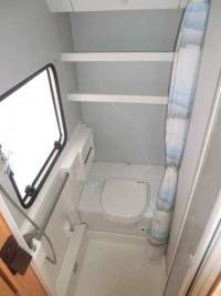 KNAUS 495 TK автоприцеп внутри - сантехника: душ, унитаз KNAUS 495 TK автоприцеп внутри - сантехника: душ, унитаз