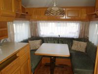 KNAUS 495 TK автоприцеп внутри - стол, кухонный стол, диваны, полки KNAUS 495 TK автоприцеп внутри - стол, кухонный стол, диваны, полки