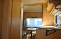 KNAUS 495 внутри трейлера - шкаф, стол, кровать