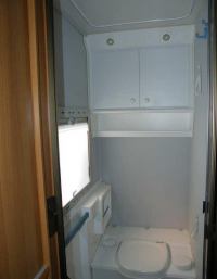 Knaus Eurostar 495 трейлер, санузел и унитаз Knaus Eurostar 495 трейлер, санузел и унитаз