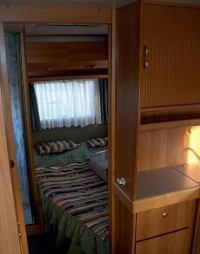 Knaus Eurostar 495, шкаф и кровать Knaus Eurostar 495, шкаф и кровать