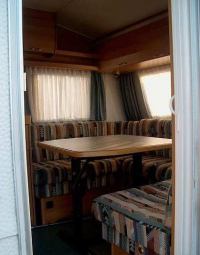 Knaus Eurostar 495, стол и диван кровати-вокруг Knaus Eurostar 495, стол и диван кровати-вокруг